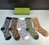 Frauen Socken Klassiker Italien Fashion Casual Wear Buchstabe gedruckte mittlere Socken Baumwolle mit Box Fünf Paar Redom Color