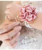 装飾的な花の花輪在庫真珠のコサージュの花嫁介添人の姉妹グループの手首の花Boutoniereの結婚式用品子供たちのダンスの手