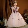 Vintage Lace Ball Festzug Kleider von Schulterpetten Kinder Blumenmädchenkleid für Ehering Ruffle Sweep Zug Geburtstagskleider 403