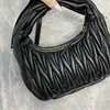 Iconico designer Wander Matelasse Nappa Hobo Bags Bellissima borsa a tracolla con linee a bolle 3D Hardware dorato Scritte in metallo Hasp Baguette Zip frontale Fodera in cotone Borsa con patta