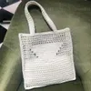 Sacs de plage Designer 2022 Digner Femelle brodée femelle Hollow Rafia Straw Tote Brand de luxe Brands à main tissé d'été luxueux