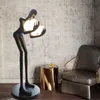 Lâmpadas de piso pós -moderno lâmpada humanóide escultura de retenção de bola modelo de arte designer el lobby sala de estar criativa