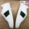 مصمم Ace Sneaker أحذية عارضة الرجال نساء نحلة مطرزة على أحذية رياضية من الجلد المطبوعة النجوم النحل المطرزة لؤلؤة لؤلؤة المسامير مرصعة بالسيدات.