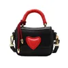 Monederos Outlet 2022 Primavera Nuevo Día de San Valentín Amor Hombro de mano Rosa tejido Contraste Pequeño cuadrado Messenger Bag Mujer