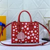 Designer Tote Shopping Bag Women Handväska axelväskor kalvskinn äkta läder vit polka prickade klassiska bokstäver totes väska zip pocket silver hårdvara