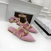 2022 Роскошные дизайнерские женщины кожаные заклепки сандалии квартиры Сексуальные заостренные сандалии на летних открытых тапочках обувь