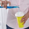 Летнее сжатие домашнего сока вода бутылка с быстрым зарозеном смузи песок чашка быстро охлаждение волшебное мороженое мороженое морожено