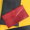 Uptown Pouch Ylss Väskor Designer Handväska axelväska krokodil präglade glansigt läderhölje koppling med klaff stängning korn läder klassisk metall plånbok