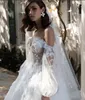 2022 Vestidos de novia bohemios de encaje fuera del hombro Apliques florales en 3D Una línea Vestidos de novia de manga larga Tren de barrido Vestido de novia bohemio C0613G09