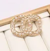 20color Brand Designer Women Broches Small Sweet Wind 18K Gold Gold Copper Crystal Rhinestone Pearl Letters Sit