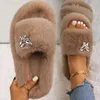 Tofflor fluffig strassfjäril faux päls glider kvinnor sandaler plattform flip flops anpassade inomhus lyxiga platt skor 220329