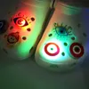 Moq 10pcs Mevcut stiller LED ışık ışıltı croc jibz takılar yanıp sönen ayakkabı tokaları süslemeler aydınlık ayakkabı parçaları aksesuarlar cazibe fit çocuk sandalet bileklik