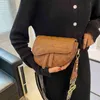 2022 Fanshion Design 여성용 가방 겨드랑이 가방 간단한 단색 재봉 쉘 넓은 어깨 벨트 여성 가방 도매