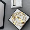 قلادة زهرة كلاسيكية مصممة المجوهرات سلسلة السلسلة الذهبية للنساء الحروف الفاخرة المجوهرات مع قلادة اللؤلؤ Party 2204095WU
