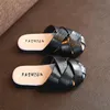 Sandali Baotou per bambini Scarpe da casa di moda Pantofole piatte intrecciate in pelle Ragazza Estate Pantofola morbida Spiaggia Scivoli per bambini