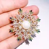 Designer Women Pearl Brooch Snowflake Suit Brooches for Woman Zircon Lady Flower Pins Vintage Elegant Luxury Bride Dress Pins Button Pin Fashion Scarf Buckle