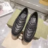 Damen-Slipper, modische Abendschuhe, klassischer Designer-Schuh mit Buchstaben, V-förmiger runder Zehenbereich, Slip-on-Schuh aus echtem Leder mit flachem Absatz