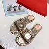 Sliponi da donna di alta qualità Summer Designer Fashion Fashit Flat Buckle Sandals Nname Brand Scarpe Hotel Comfort One Line Drag Beach Beach Flip Flip-Flop Box