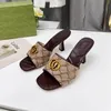 Klassieke dames hoge hak sandalen ontwerper antislip metalen gesp letter schoenen sexy open teen rubber dragen halve slippers grote maat 35-43 met doos