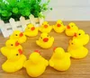 MINI Rubber Duck Batck PVC مع صوت بطة بطة تطفو لعبة مياه للسباحة للسباحة هدية للطفل