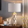 テーブルランプノルディックラグジュアリーゴールデンブラックランプセレモニーデスクベッドサイドライトベッドルームリビングルームヨーロッパの家の家具装飾