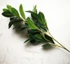 Dekorativa blommor kransar En falsk lång stam vattenkrasse bladgrönska simulering gröna växter lämnar till bröllop konstgjorda planrsdecorat