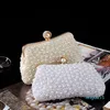 Clutchväskor fulla av pärlor Klassisk vit hårdvara Diamantspänne med guldkedja Mode middagsväska Dambankettklänning Kvällshandväska