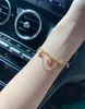 Golden Four-Leaf Clover Round Letter L Hemma Kvinnor Armband Länk Luxur Designer Double-Layer Hollow Birthday Present smycken bleknar inte