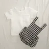 2ピース/セット夏のベビー服ベビーボーイズガールズホワイトTシャツ 格子縞のストラップパンツロンパース幼児ファッションジャンプスーツセット220425