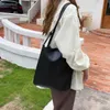 버킷 가방 2022 한국어 버전 INS 새로운 레트로 토트 여성의 메신저 가방 간단한 한 어깨 대용량