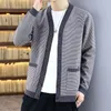 Herrtröjor män klassisk rand vneck stickad knapp upp cardigan koreansk mode manlig tröja bekväma coasure coat kläder d16men's