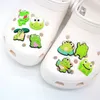 MOQ 100st Frog Series Cartoon Croc Jibz 2d Soft Plastic Shoe Charms Ornamentskor Spännen Tillbehör Anime Sko Dekorationer för kvinnors sandaler Armbandsgåvor