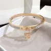 Bracciale rigido in acciaio inossidabile placcato oro 18 carati di vendita superiore Semplice designer di cristalli Lettera fortunata Braccialetti da sposa per donna Braccialetti Gioielli regalo S263