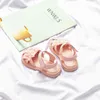 Мягкая универсальная 2022 красивые покрытые носки детские сандалии моды для девочек Лето Новая плоская петля Дети Симпатичные цветы PU G220523