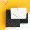 Portefeuilles dames créatrice de mode luxe caviar enveloppe matelasse portefeuille de portefeuille de poudre en cuir en relief en cuir en relief en cuir clés de pochette de carte socle h