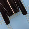 Kvinnors sp￥rningsdr￤kter 2022 Designer Design CE Home Ny broderi Vit randkontrast Velvet Stand Collar Zipper Jacket Straight Pants Casual Suit Women