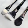 Bruscos de maquiagem LC Destacando / Illuminateur #3 Fundação #2 CheekContour #25 Cosméticos de beleza de alta qualidade 3pc Kit de conjunto de pincéis