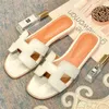 Designer H Herme Herme Mulheres Slippersh desgaste couro no verão, versátil, net vermelho chinelos de uma linha, sandálias de praia de viagens, fundo branco HH789