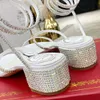 Cleo Rhinestone Enfeitado salto bloco baixo Sandálias de salto grosso Sapatos de noite de cetim branco para mulheres de salto alto Designers de luxo Calçados de fábrica envolventes