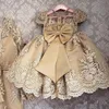 2022 Vestidos de niñas de flores de champán dorado Joya Cuello Mangas de casquillo Apliques de encaje de princesa Perlas de cristal Longitud del piso Arco Vestido de desfile de niña para niños Vestidos de cumpleaños