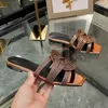Mesdames Summer Slippers Flat Designer Fashion Cuir en cuir sandales décontractées confort mince combinaison Flats Taille 35-44