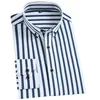 Chemises rayées à manches longues pour hommes Tissu extensible bien ajusté Robe masculine Élastique Confortable Sans poche décontracté Qualité 220322