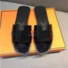 2022 ny designer Tofflor slides Dam flip flops Läder Damsandal Dubbel Metall Svart Vit Bruna tofflor Sommarstrandsandaler med BOX