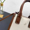 Sac fourre-tout de créateur Femme Sacs à bandoulière Portefeuille de mode Sac à main de luxe Classique Fabriqué à partir de toile sélectionnée et de cuir surpiquéTéléphone bagnoble et élégant léger