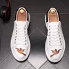 Varumärkesdesigner låg top bröllopsklänningskor platt-klack snörning rund tå sneakers europeiska vårens höstmäns vulkaniserade bekväma promenader loafers