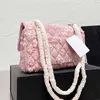 25CM Ladies Mini Flap Crossbody Diseñador Bolsos Tweed rosa y blanco Bolsos clásicos multicolores Cadenas de metal en tono dorado Bolso de hombro de color contrastante para mujer