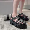 Damen-Schaumgummi-Sandalen, klobiges, leichtes Design mit Monolith-Sohle, Strandschuhe, Plateau-Absätze, Hausschuhe, hellblau, schwarz, weiß, gekerbte, geprägte Gummi-Einfassung