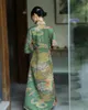 ملابس عرقية عارضة خضراء داكنة ساتان ساتان Qipao مثير ماندرين طوق تشيونغسام سيدة الصينية التقليدية الزر الزر طباعة سترة الأزهار