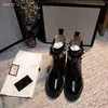 Skórzane designerskie buty kostki z luźnymi bokami odłączonymi olśniewającymi kryształami i rzeźbionymi wykończeniami z trendem o wysokości 6 cm