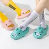 Cartoon Shark Slippers Kids Sandales d'été tongs pour bébé maison Anti-Skid Fashion Chaussures extérieures Pantres drôles intérieures